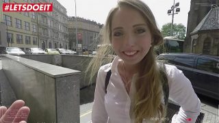 Anya Akulova, Gadis Rusia Yang Menggila, Dihajar Kontol Besar Selama Liburan Kota