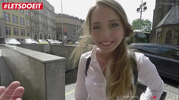 Anya Akulova, Gadis Rusia Yang Menggila, Dihajar Kontol Besar Selama Liburan Kota