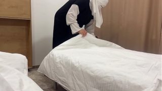 Pelayan Arab Menggoda Tamu Hotel Di Kamar Dengan Liang Sempitnya Yang Menggairahkan