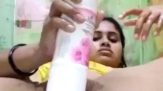 Desi Cewek Lagi Colmek Pakai Botol Pengharum Ruangan, Basah Kuyup