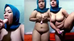 Jilbab Hijau Sang Ustazah, Jari-jarinya Mainin Dildo Saking Nikmatnya.