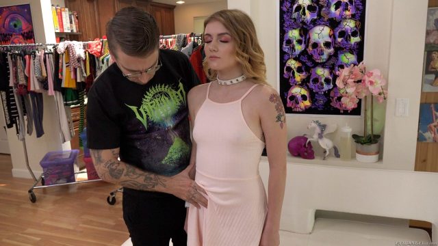 Setan Jahat – Rosalyn Sphinx Ngentot Panas, Tubuh Kencang Bugil, Dateng Ke Sutradara Bryan Gozzling Buat Main Seru. Cewek 18 Tahun Ini Pamer Tete Montok Di Baju Ketat, Becek Becekan Sampai Keluar Di Depan Pintu Bryan