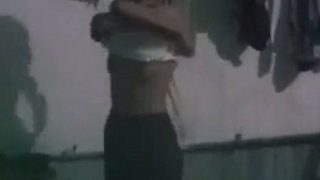Video Pembantu Desi Mandi Colong Colongan