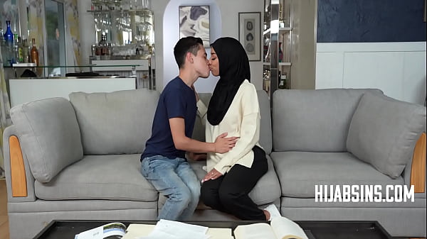 Gadis Berjilbab Manis Menyerah Pada Godaan Panas