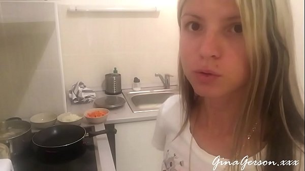 Aku Lagi Masak Borch Rusia, Sambil Lihat Kuah Merahnya Meleleh Kayak Bibir Basah Abis Dicium.