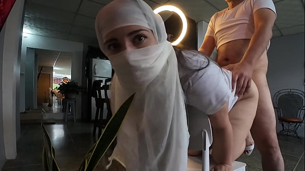Ibu-ibu Berjilbab Digebelin Keras Sampe Crot Di Pantatnya – Main Seru Bareng Hijab