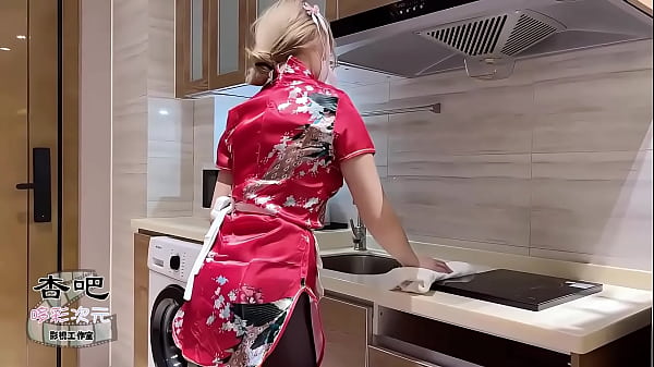 中华娘cos太骚了，直接让我硬到不行，恨不得当场干一炮。