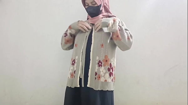 Gadis Berhijab Main Mentimun Sampai Basah