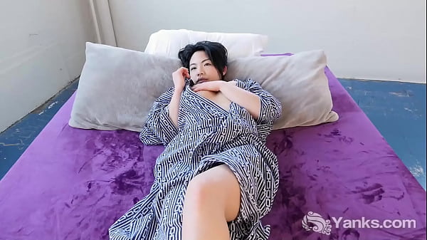 Ngentotin Cewek Asia Cantik Hope Sambil Mainin Emas