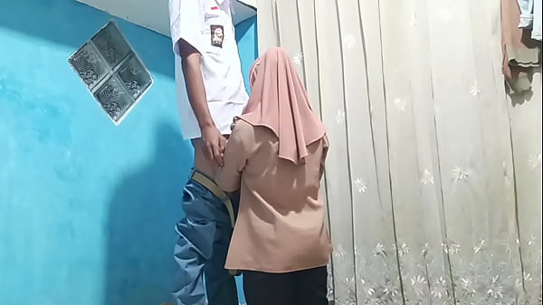 Murid Ngentot Bu Guru Pas Pulang Sekolah, Makin Seru Di Dalam Mobil.