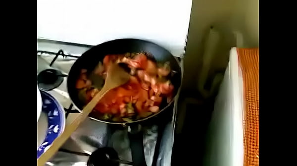 Desi Bhabhi Lagi Masak Sambil Ngemut Kontol