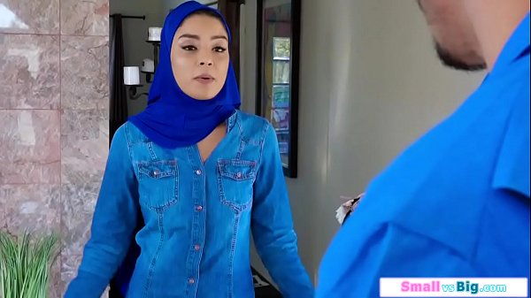 Gadis Arab Montok Dihajar Kontol Besar Dua Pria Perkasa