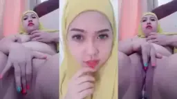 Milf Berjilbab Kuning Sange Ngocok Memek Sampai Basah