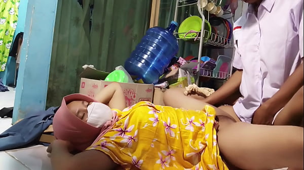 Mau Berangkat Sekolah, Malah Digodain Ibu Tiri, Langsung Ngentot Di Kamar.