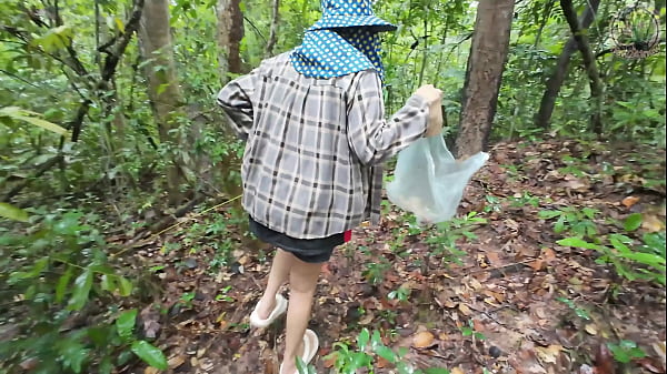 สาวไทยเดินเล่นในป่าลึก เก็บเห็ดแล้วแอบโชว์ของลับ เสียงไทยชัด