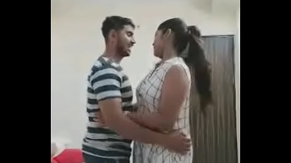 Bikin Ngakak, Desi Doyan Gaya Hot Bikin Greget