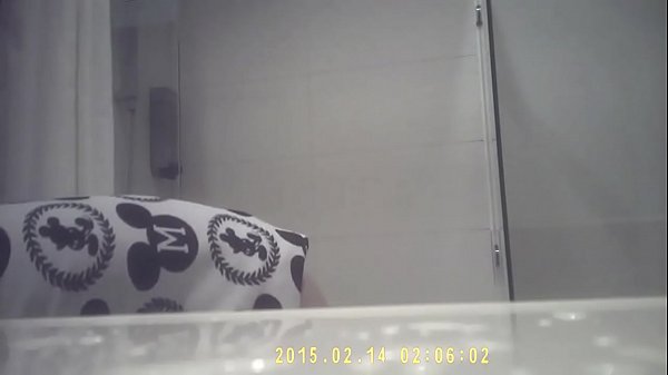 姐姐洗澡被偷拍，小奶诗诗湿身诱惑爽到叫