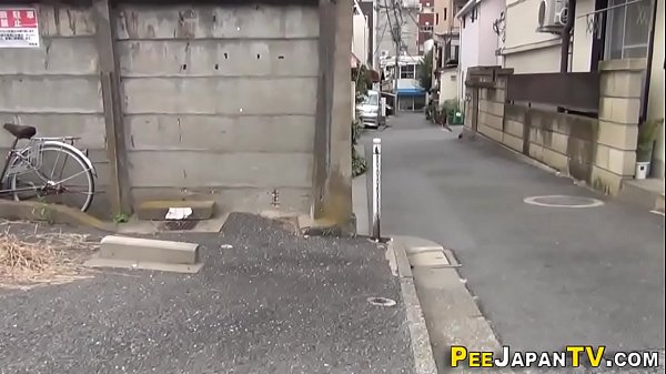 Orang Asia Ngepel Sendiri, Sampe Basah Kuyup
