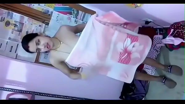 Ganti Baju Desi, Gaya Hot Bikin Ngilerrr