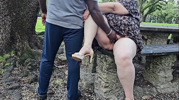 Memek Basah Jilbab Ibu-ibu Montok Kencing Di Taman, Jari Orang Asing Colokin Lubang Becek