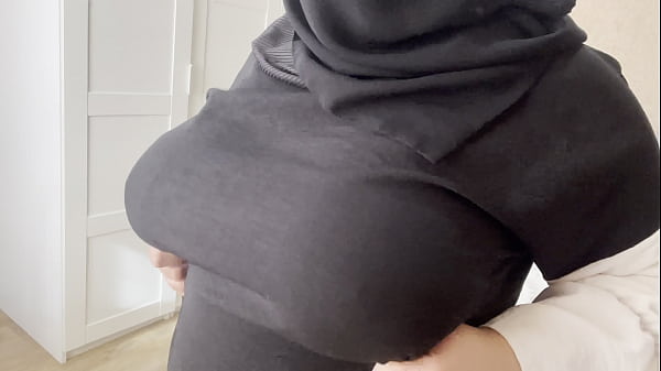 Teman Gue Punya Istri Arab, Pamer Tetek