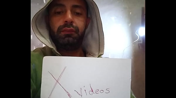أنا في بيتي في القاهرة، مصر، ولسه عايز نار تشتعل في جسمي