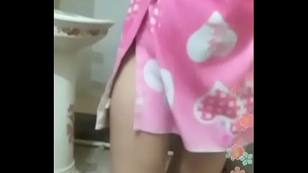 Desi Mandi Sambil Mainin Tetek Sendiri, Basah Kuyup, Pengen Ngerasain?