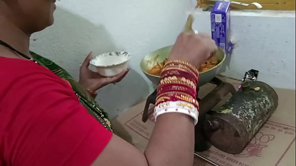 Mad Ke Kitchen Stand Pe Zor Se Chod Raha Hu, Chicken Banate Waqt – Saaf Hindi Sexy Awaaz Mein