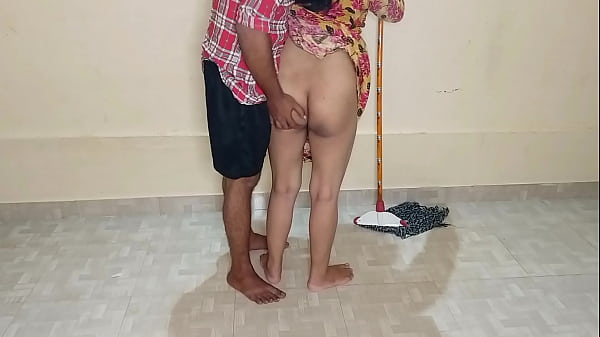 कमरे में पोछा लगा रही कामवाली आंटी को लंड चूसने पर मजबूर कर के जोर से चोदा! साफ हिंदी आवाज़ में