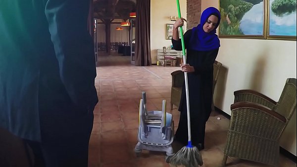 Bos Arab Ngasih Duit Ekstra Ke Tukang Sapu Miskin, Gantinya Ngewe Di Kantor