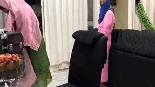 Omagap, Si Gede Colmek Di Depan Anak Tiri Berjilbab.