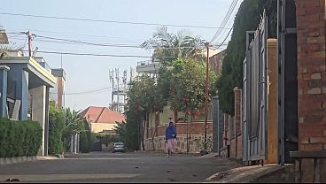 Maksudnya? Ibu Arab Ngebet-betin Pussy Di Luar Rumah Deket Jalan Raya, Gila Banget!