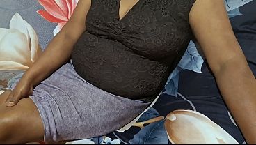 Ibu Tiri Seksi Yang Horny Banget Di Liburan, Siap Digoyang Habis-habisan.