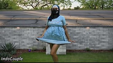 Hijab Cewek Pelajar Jogging Di Tempat Umum, Ngeblow Demi Duit