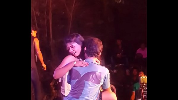 Desi Goyang Panas Di Panggung Bikin Makin Pengen