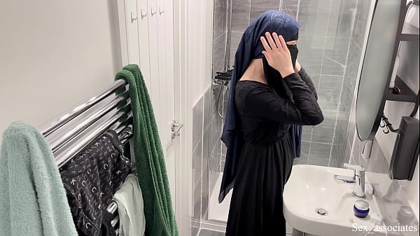 Astaga! Gak Nyangka Cewek Arab Bisa Begitu. Aku Lihat Langsung Cewek Muslim Berhijab Lagi Mainin Diri Sendiri Di Kamar Mandi.