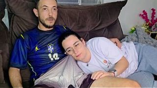 Irmã De Criação Gozada Pelo Irmão Enquanto O Brasil Joga, Gemidos Abafados Na Tv