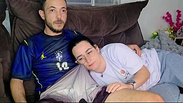 Irmã De Criação Gozada Pelo Irmão Enquanto O Brasil Joga, Gemidos Abafados Na Tv