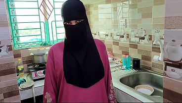 Selagi Istri Pergi, Suami Brengsek Ngewe Pembantu Berhijab Di Rumah Kosong