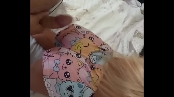 Ibu Tiri Seksi Bungkukkan Badan, Sodok Muka Anak Tiri Ke Dalam Permen Manisnya Dari Belakang ( Mainan Sex )